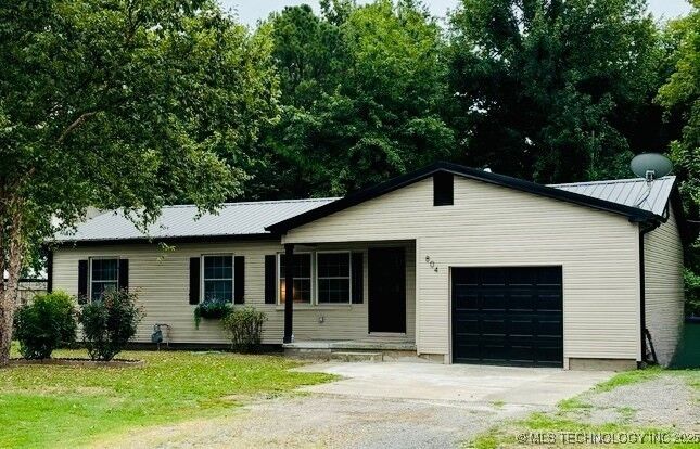 Property Photo:  804 SE 7th Street  OK 74467 