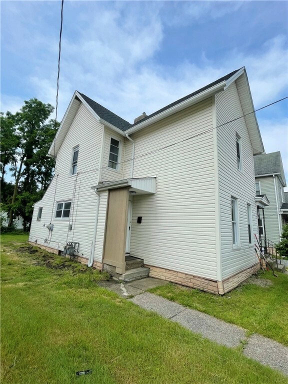 Property Photo: 332 Shaw St 1/2 PA 16101