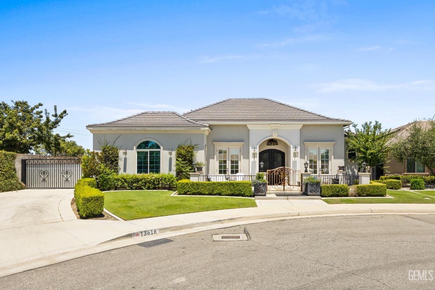 Property Photo:  13618 Coco Palm Court  CA 93314 