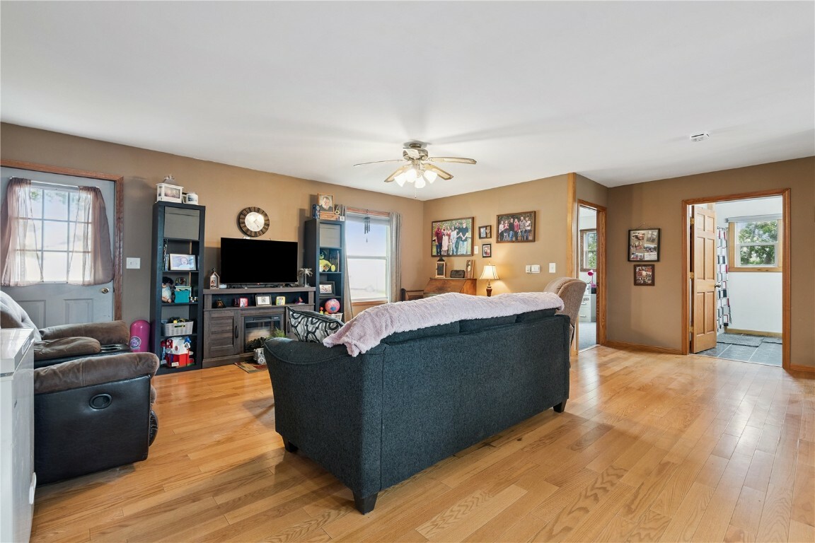 Property Photo: 1009 W 1st St IA 52349