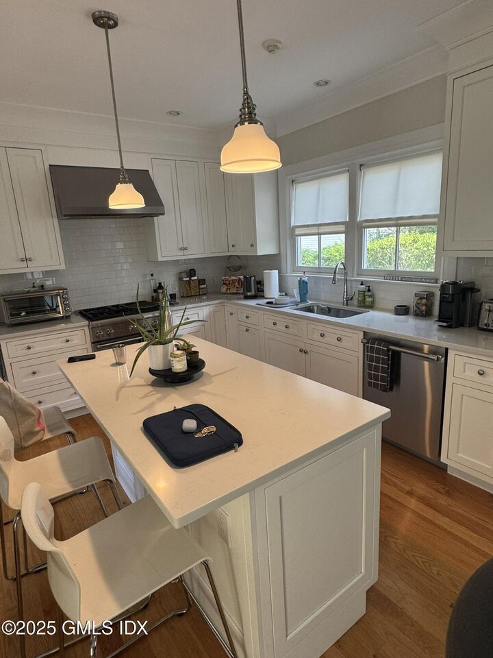 Property Photo:  65 Sherwood Place  CT 06830 