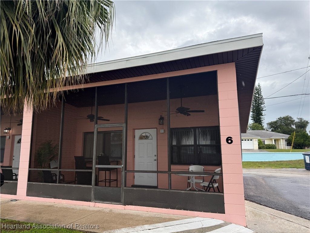 Property Photo: 735 S Lakeview Road 14 FL 33852