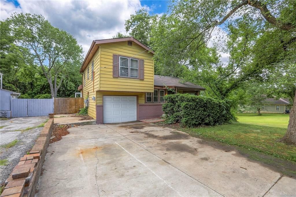 Property Photo:  8519 Woodland Avenue  MO 64131