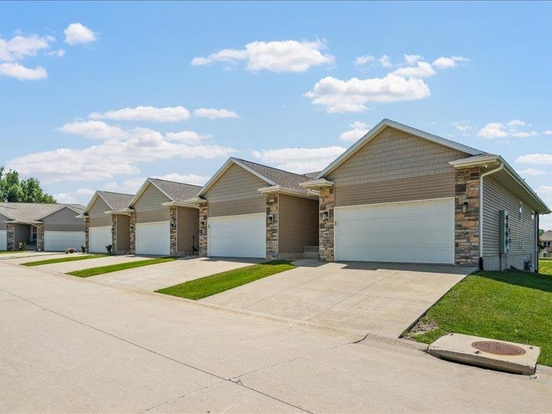Property Photo: 550 Meadow Oak Circle IA 52228