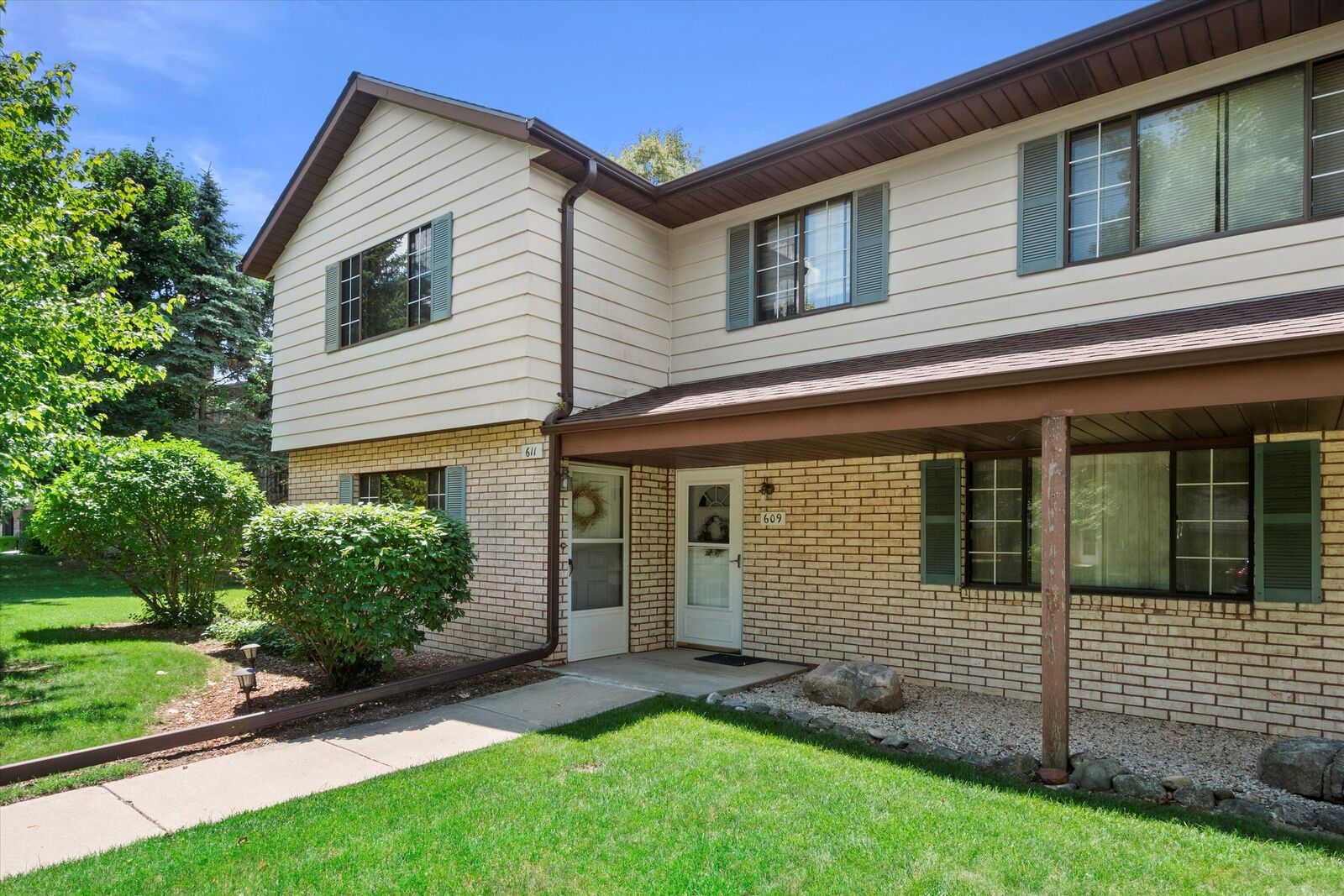 Property Photo:  611 Dundee Ln  WI 53029 