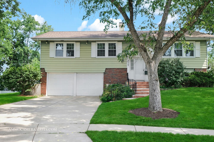 Property Photo:  2S165 Huntington Court  IL 60137 