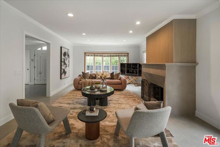 Property Photo:  725 N Doheny Drive  CA 90210 