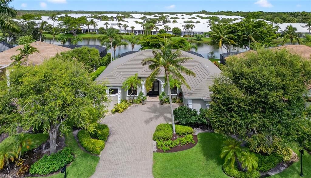 Property Photo: 7637 Mulberry Ln FL 34114