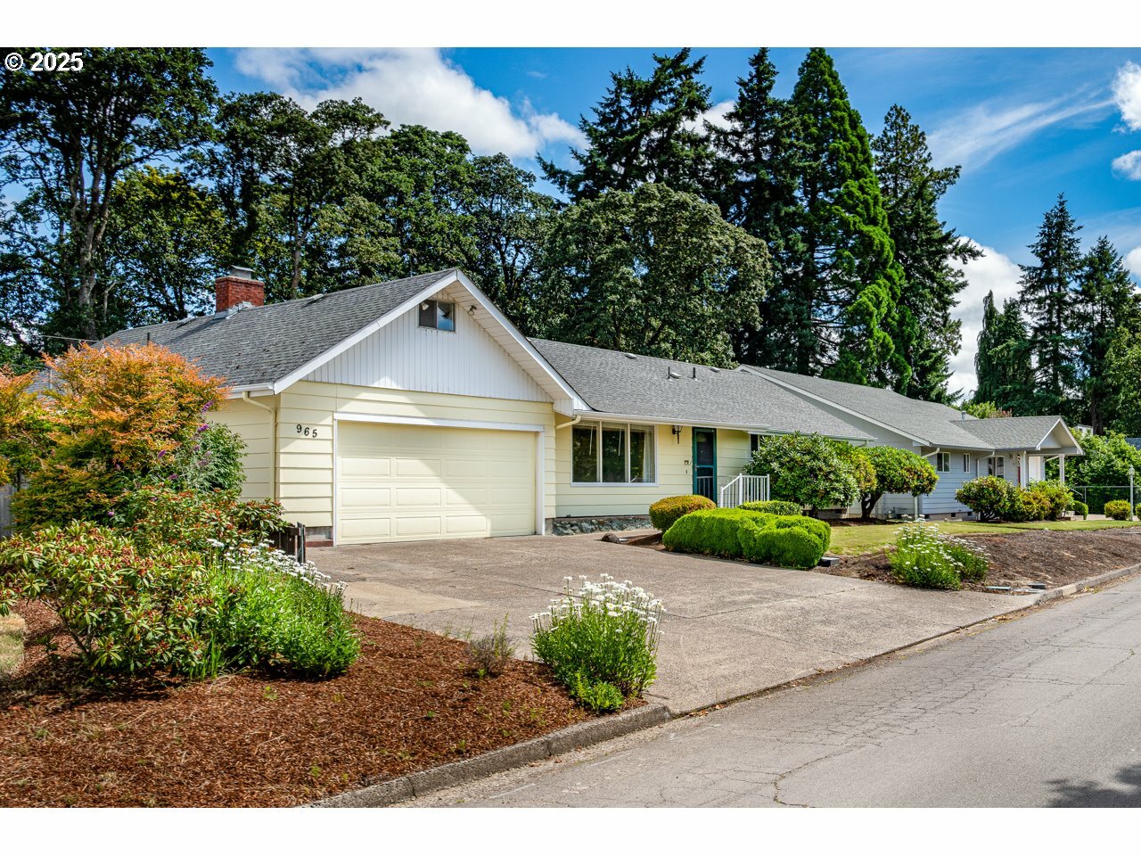 965 Robin Hood Ave  Eugene OR 97401 photo