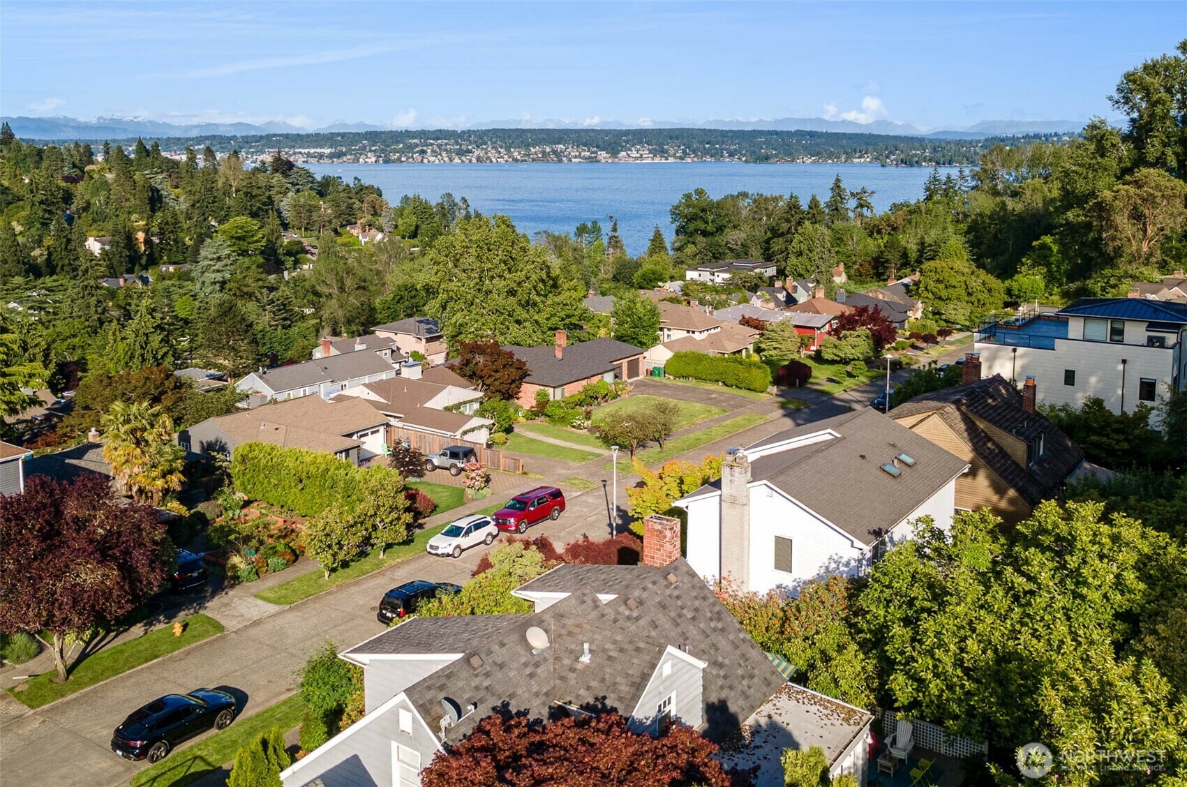 Property Photo:  5051  Harold Place NE  WA 98105 