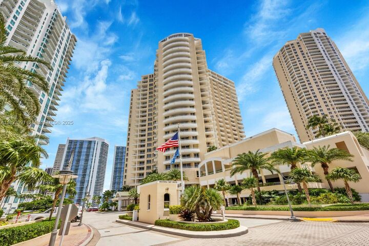 Property Photo:  888 Brickell Key Dr 607  FL 33131 