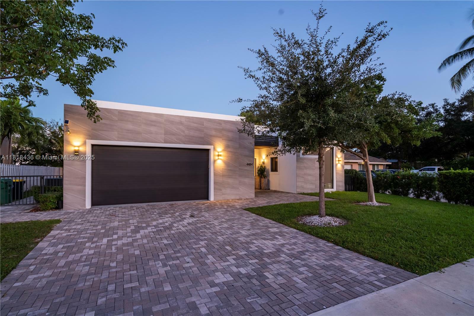 Property Photo:  4484 SW 26th Ave  FL 33312 