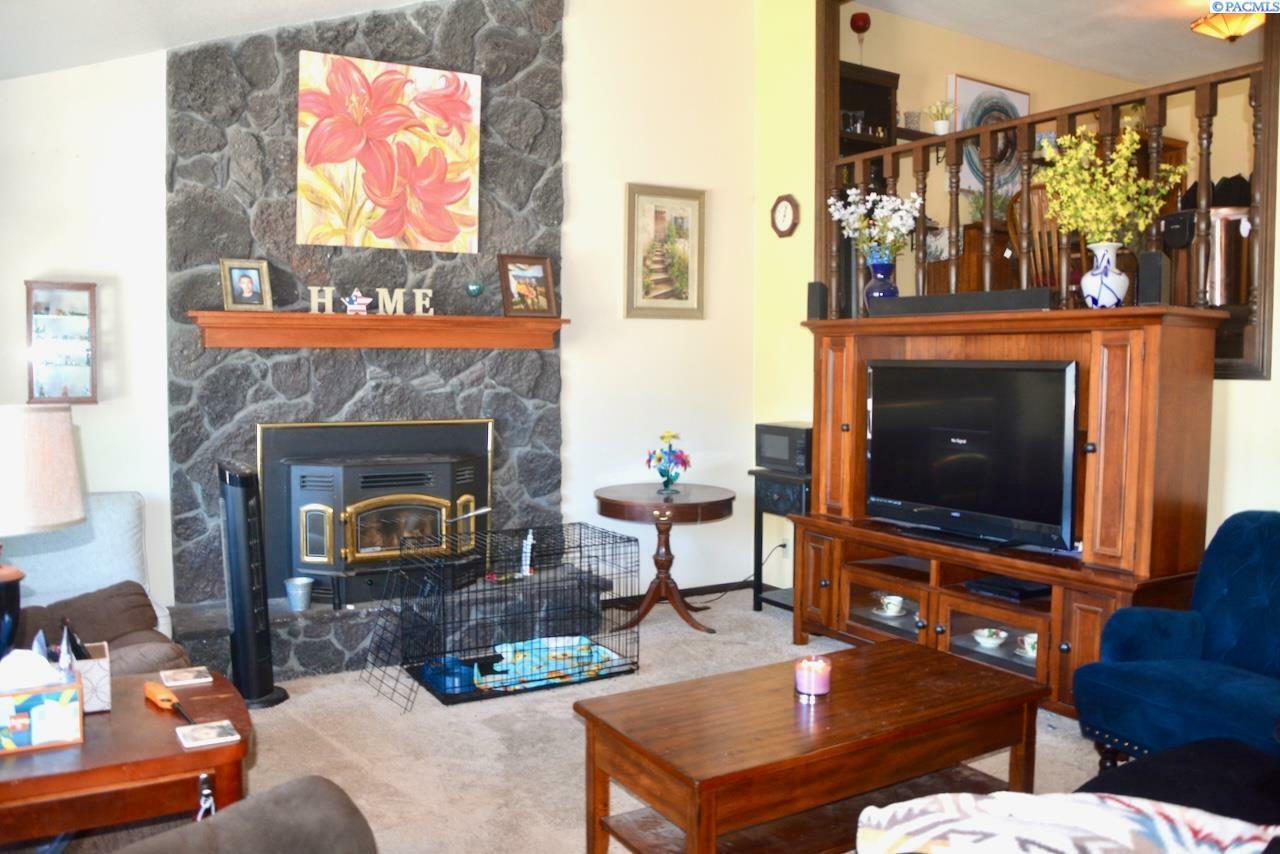 Property Photo: 1004 N Road 55 WA 99301