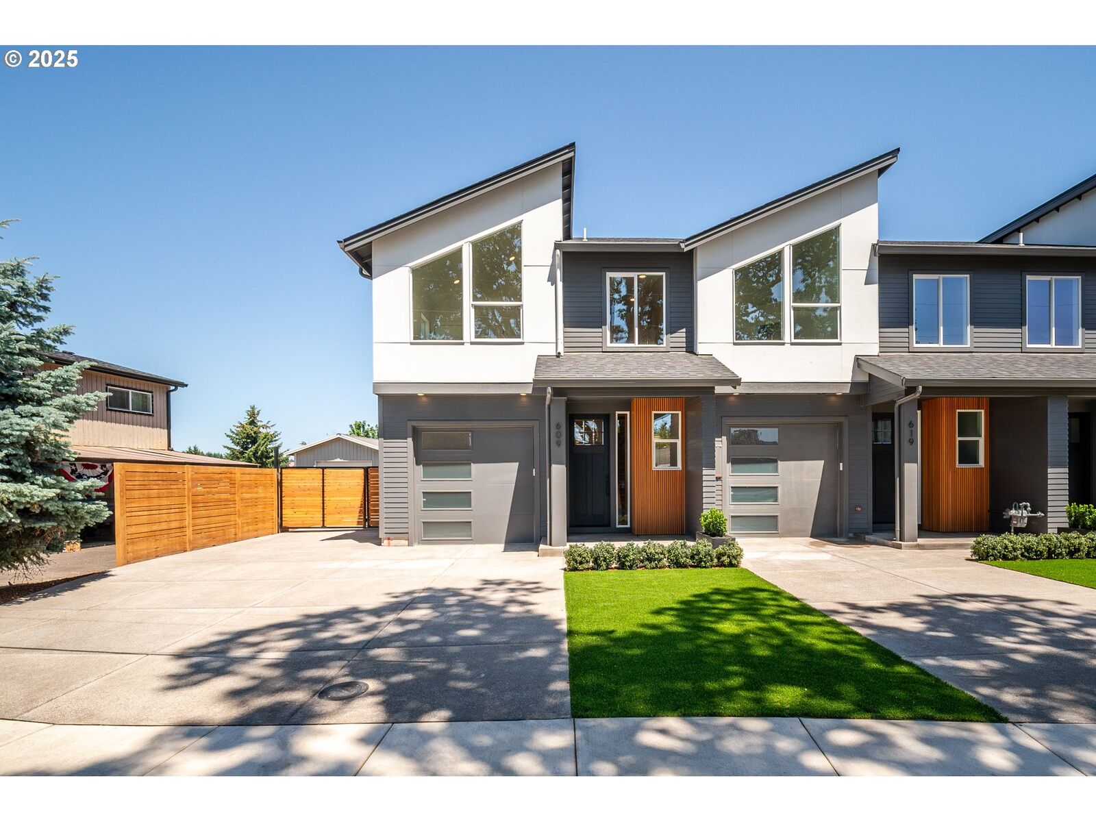 Property Photo:  609 E Heintz St  OR 97038 