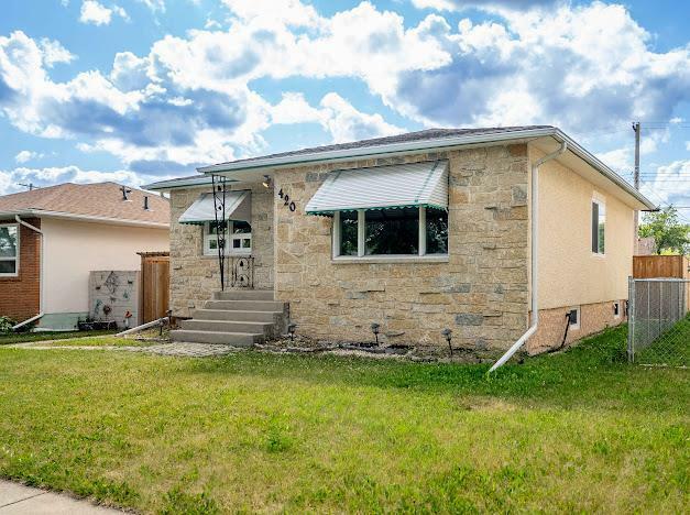 Property Photo:  420 Dalton Street  MB R2X 2C6 
