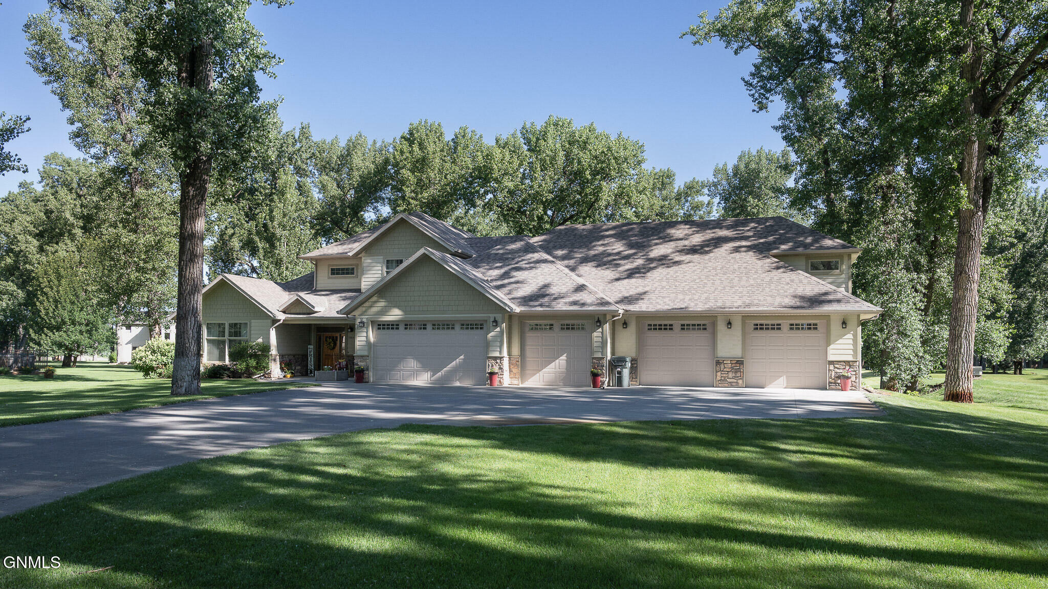 Property Photo:  2160 Harbor Drive  ND 58504 