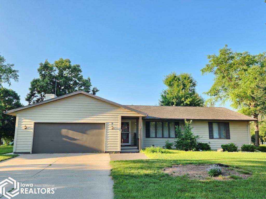 Property Photo: 9 Asbury Place IA 50401