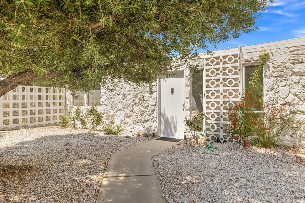 Property Photo:  811 E Grace Circle  CA 92262 