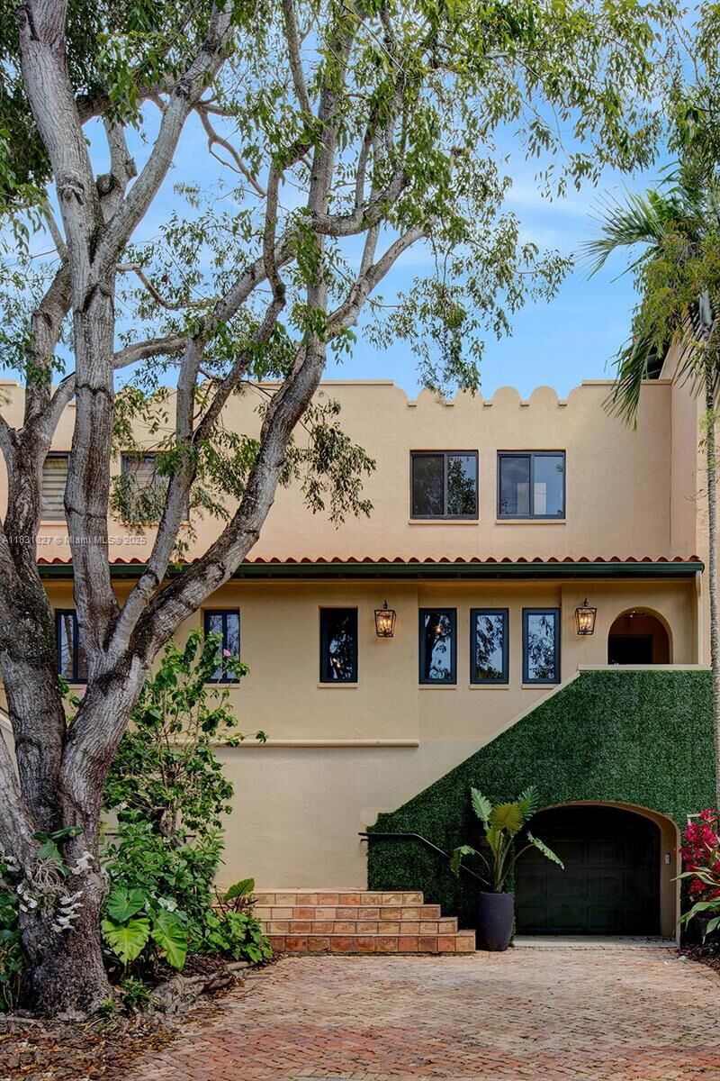 Property Photo:  6206 Paradise Point Dr  FL 33157 