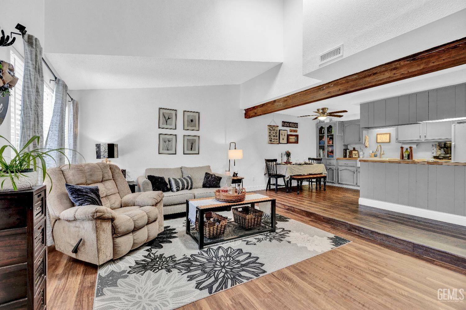 Property Photo: 2316 Gosford Road R CA 93309
