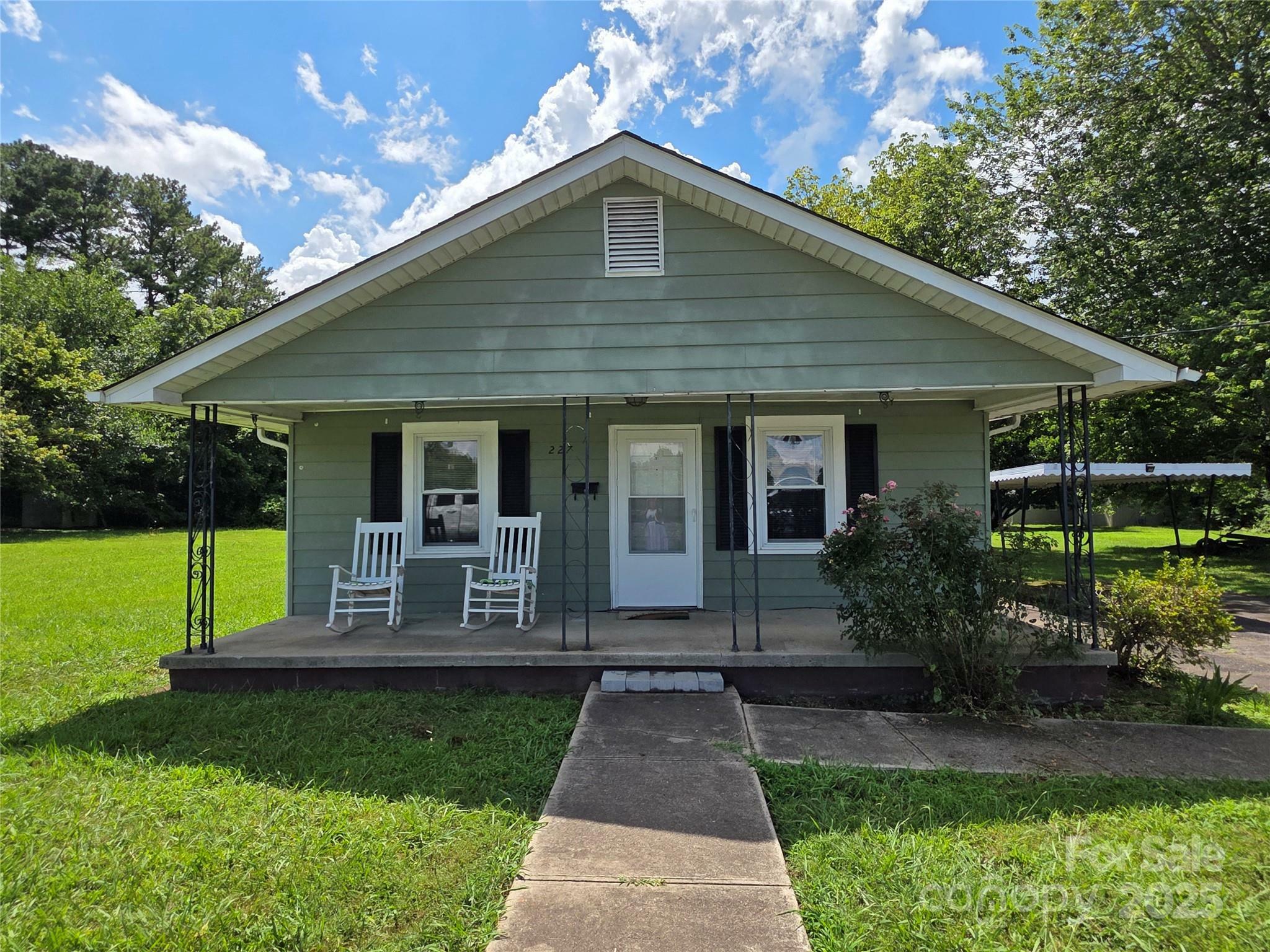 Property Photo: 227 Nassau Place NC 28120