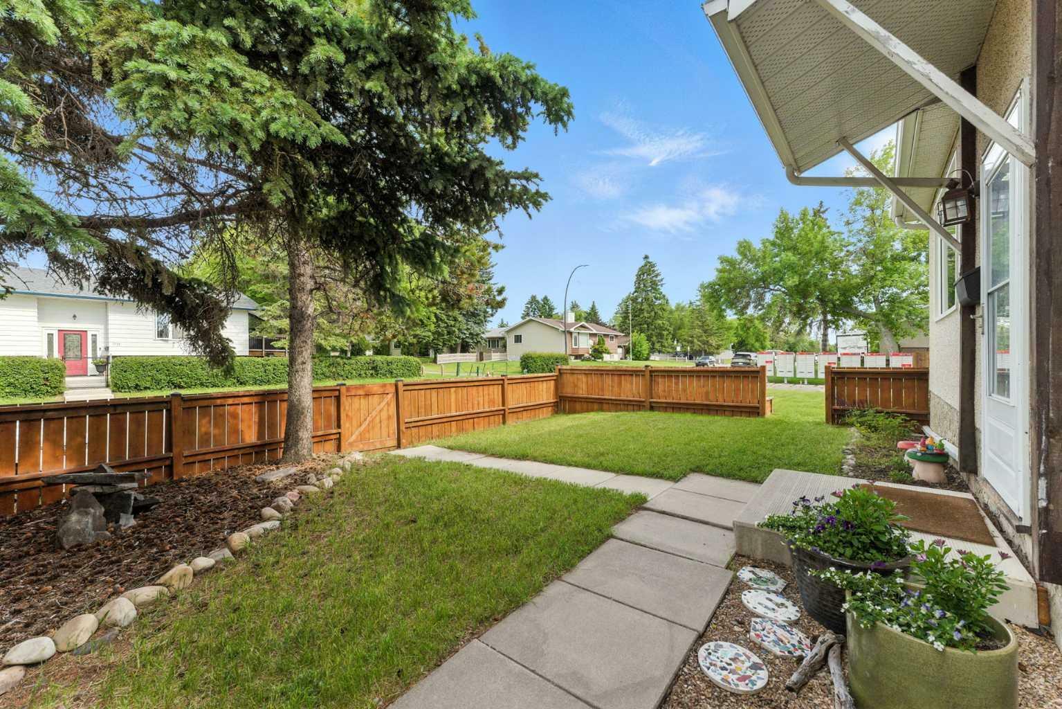 Photo de la propriété: 3111 33 Street SE AB T2B 0V3
