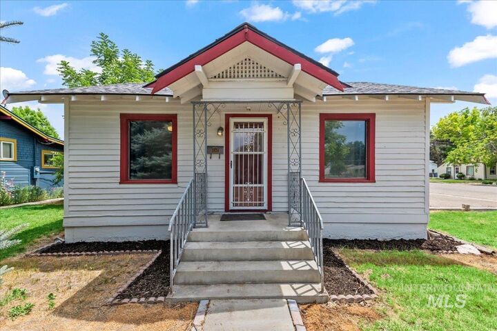 Property Photo:  1024 10th Ave S  ID 83651 