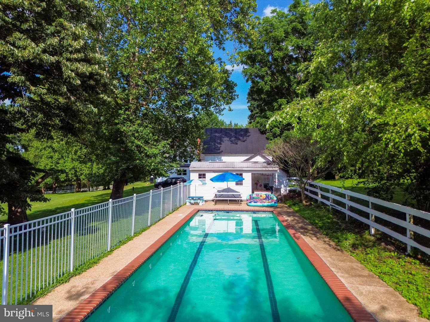 Property Photo: 17115 Simpson Circle VA 20129