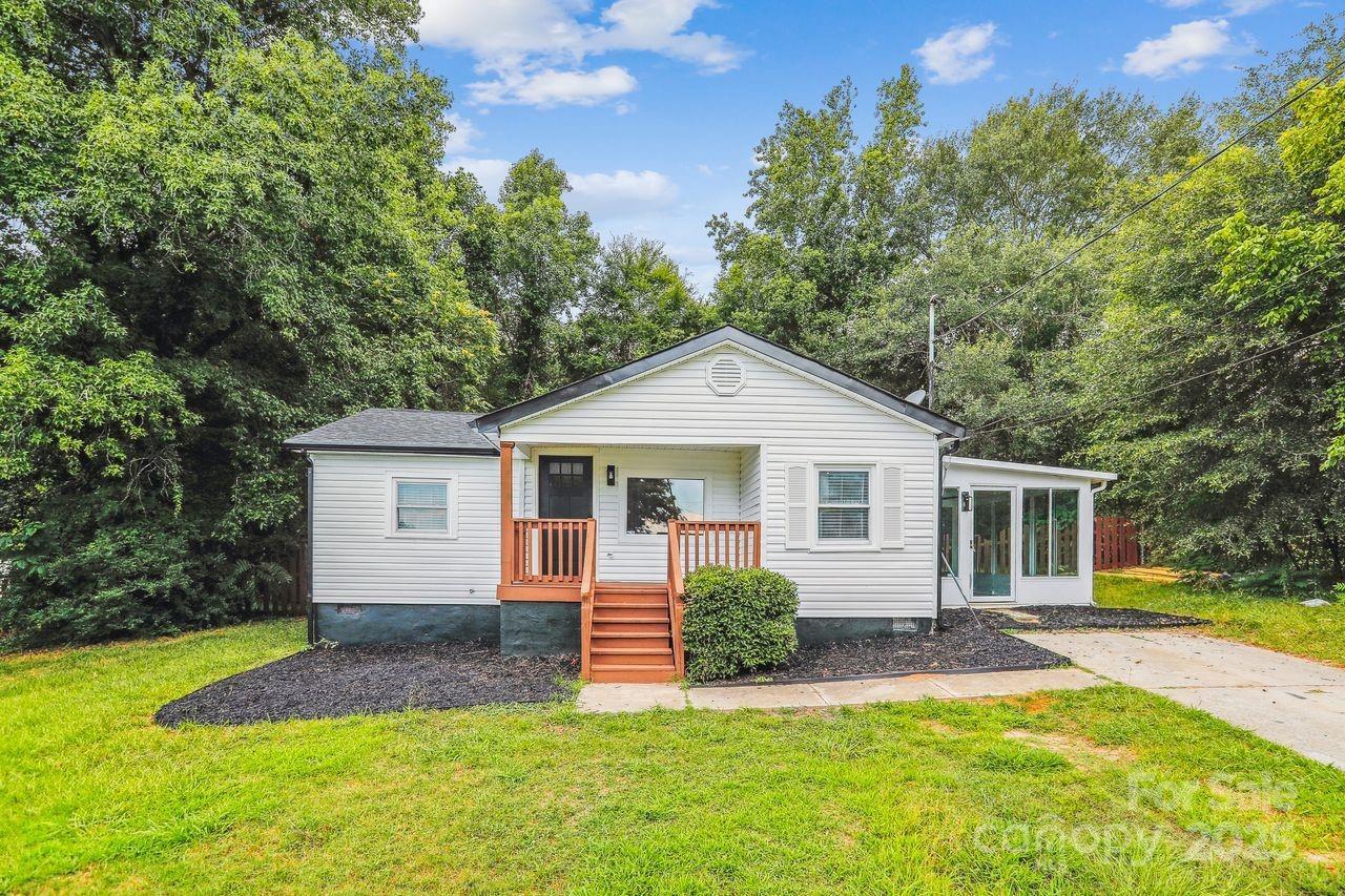 Property Photo:  201 Hoyle Circle  NC 28052 