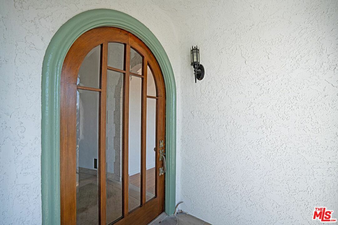 Property Photo: 1901 Kemper St CA 90065