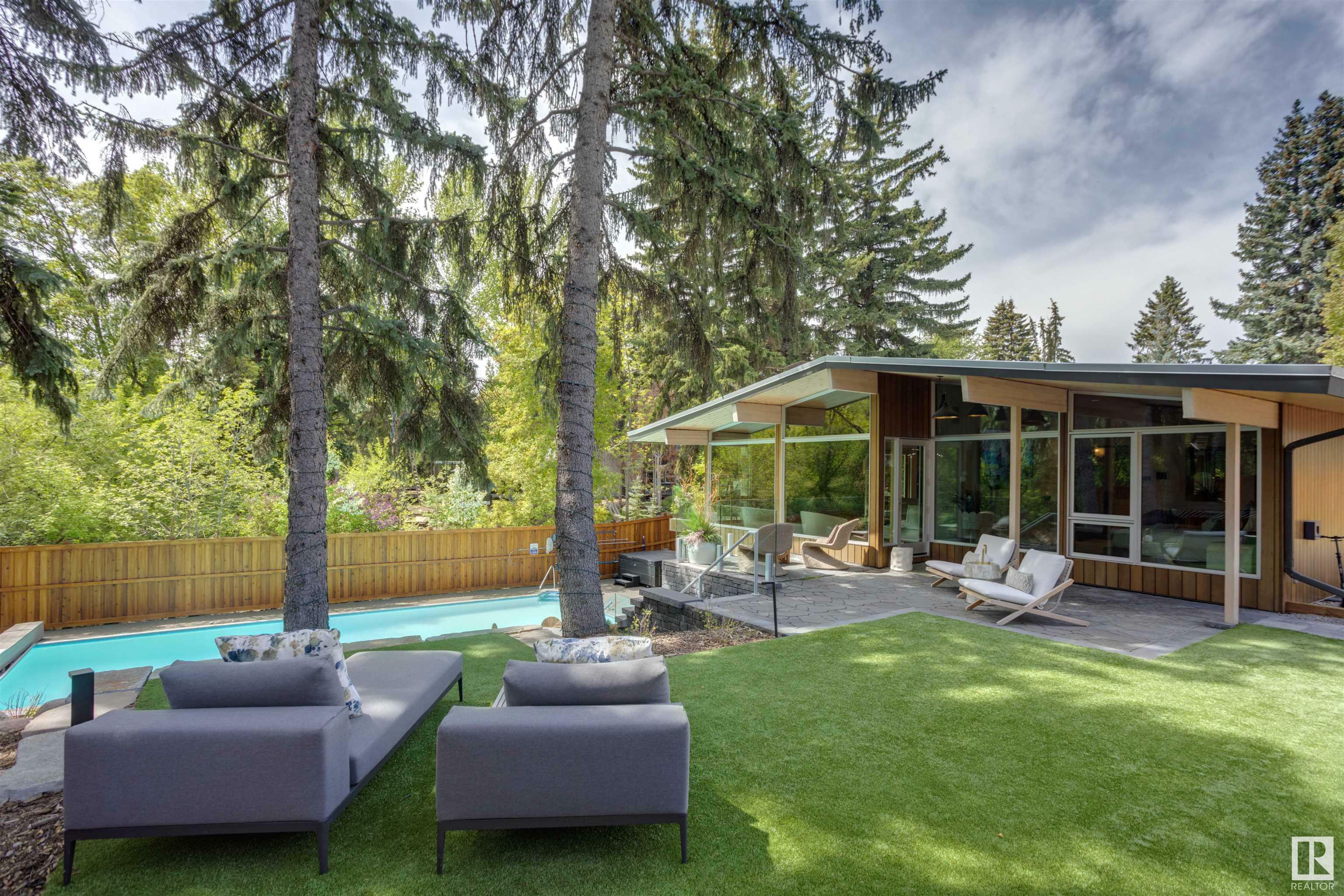 Property Photo: 3 Valleyview Crescent NW AB T5R 5S5