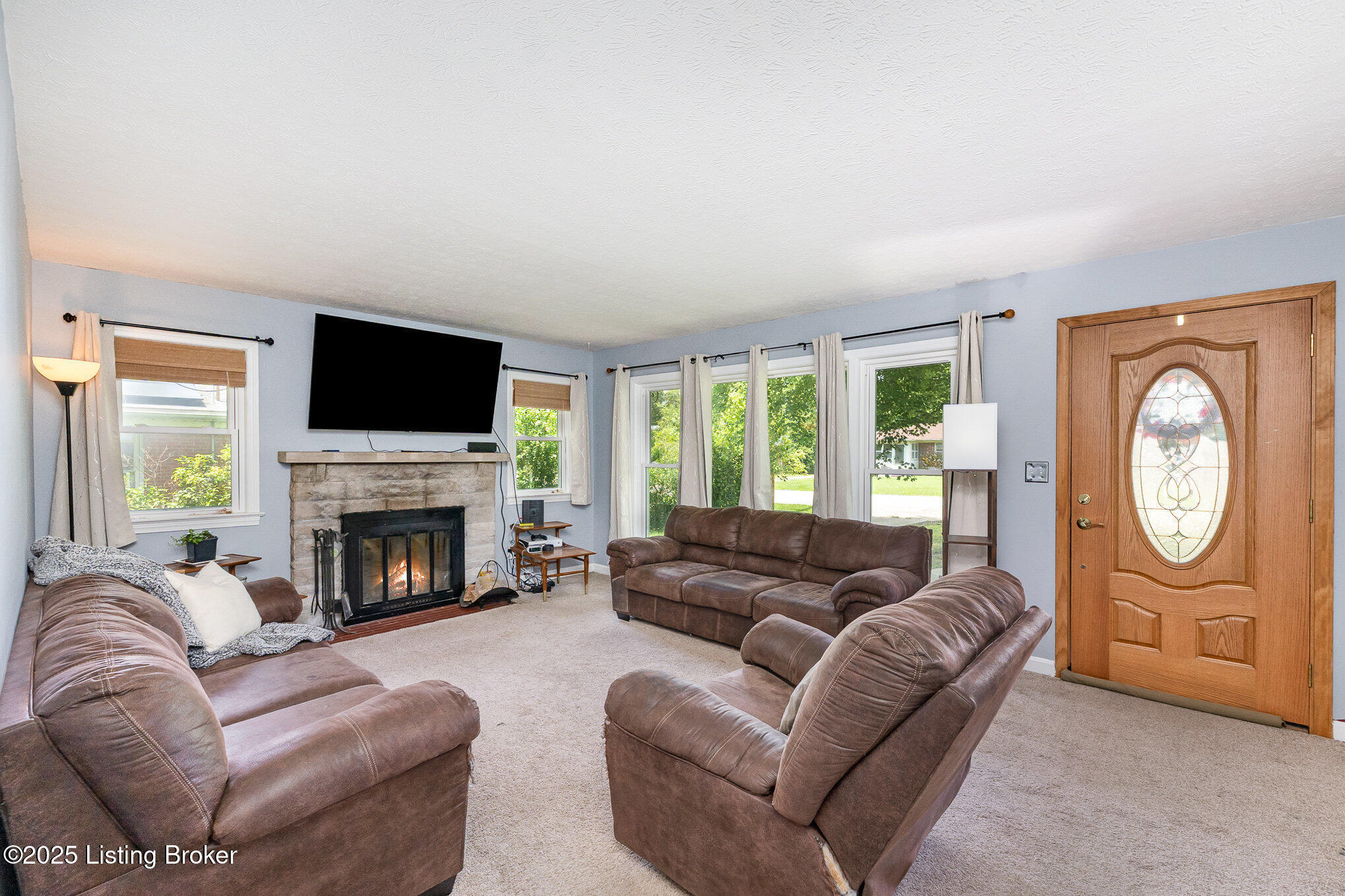 Property Photo: 5606 Walnut Way KY 40229
