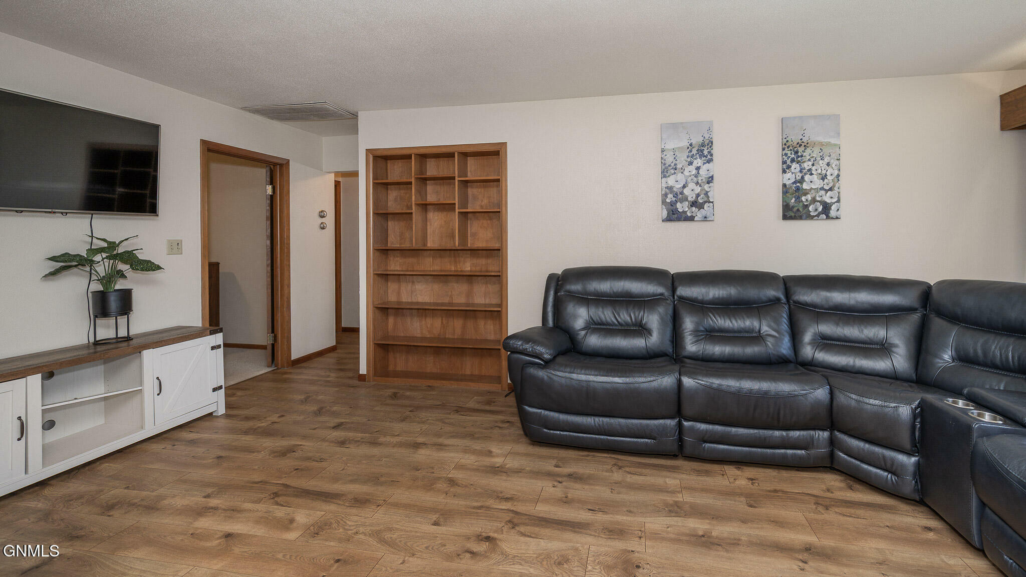 Property Photo: 422 6th Avenue NE ND 58545