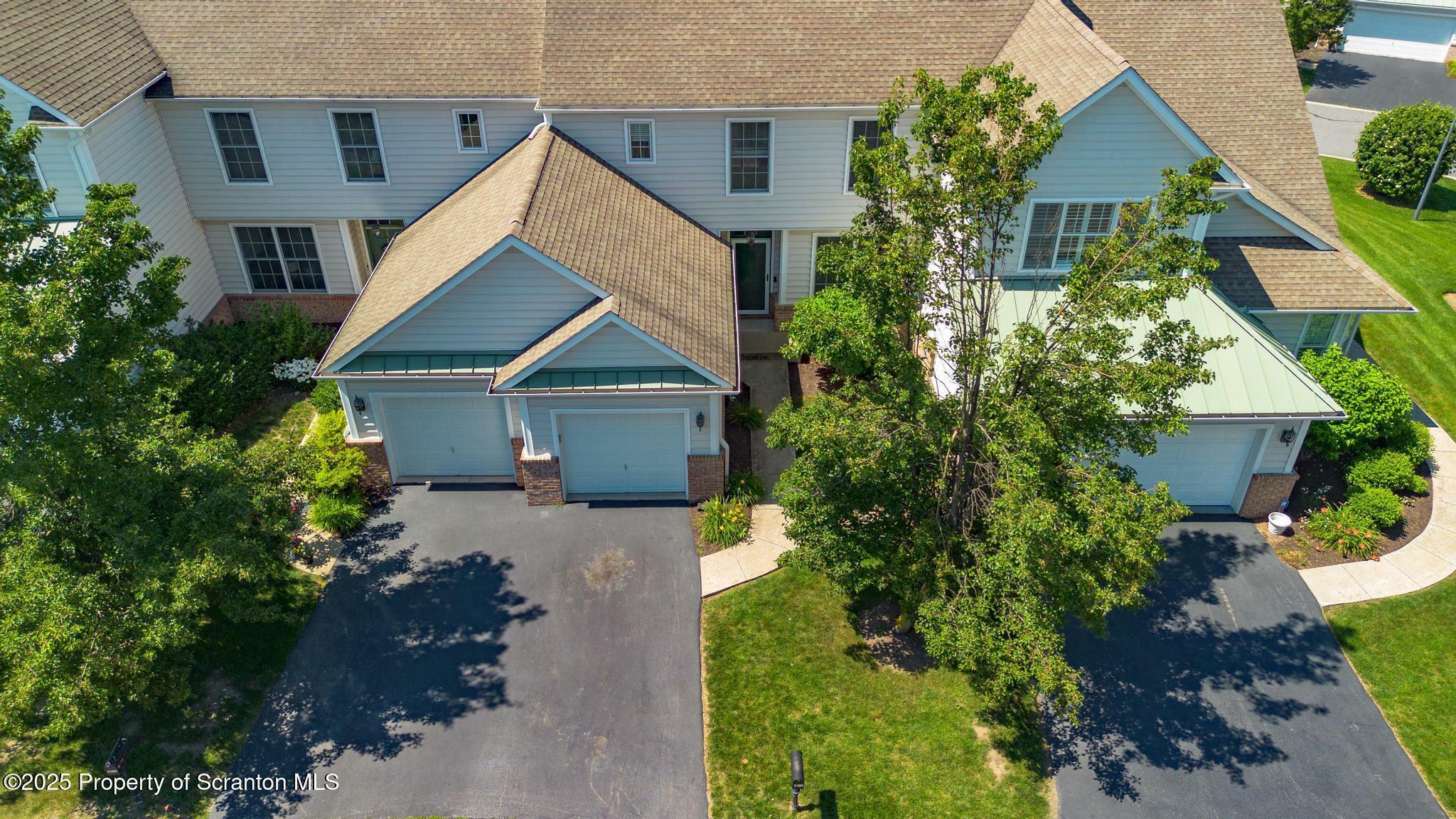 Property Photo: 2103 Robinson Close PA 18507