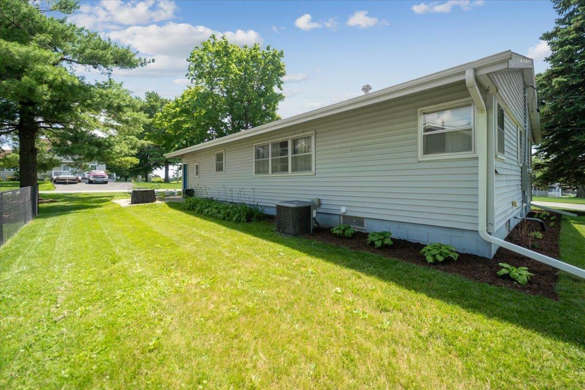 Property Photo:  715 6th St NE  IA 50662 