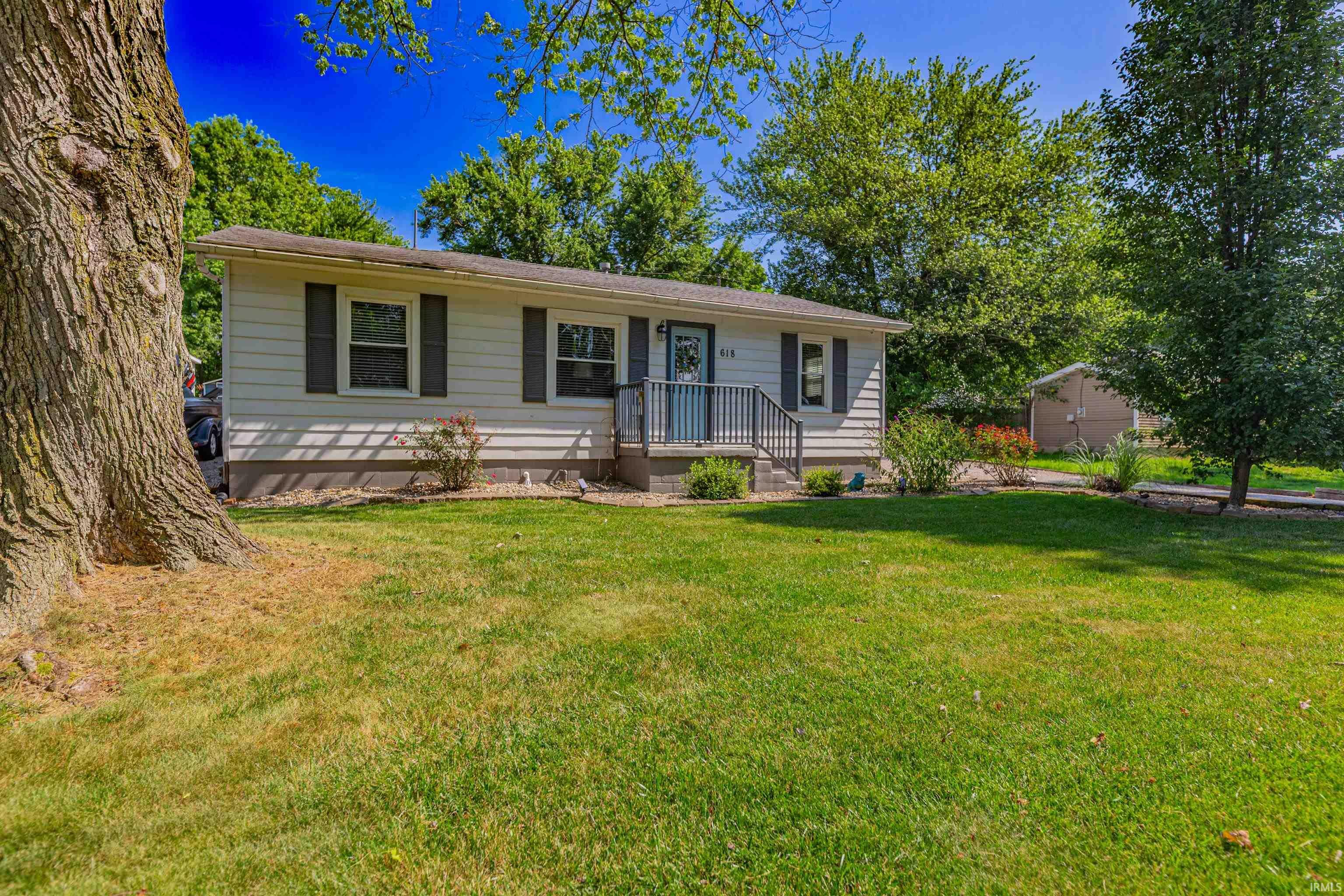 Property Photo: 618 E Washington Avenue IN 47610