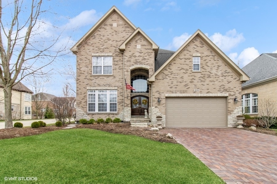 Property Photo: 909 Red Oak Drive IL 60558