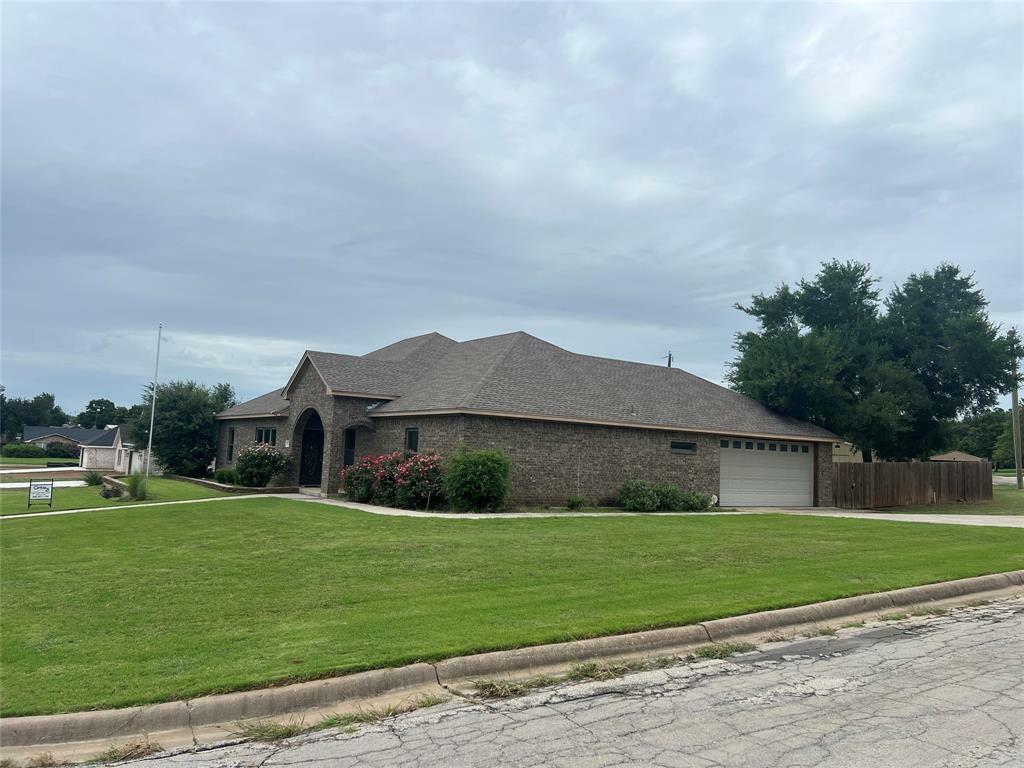 Property Photo: 1623 W College TX 76458