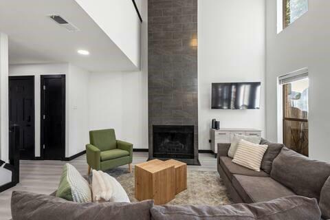 Property Photo: 1214 W Hudgins TX 76051