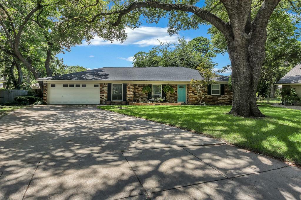 Property Photo: 1908 Park Grove Court TX 76015
