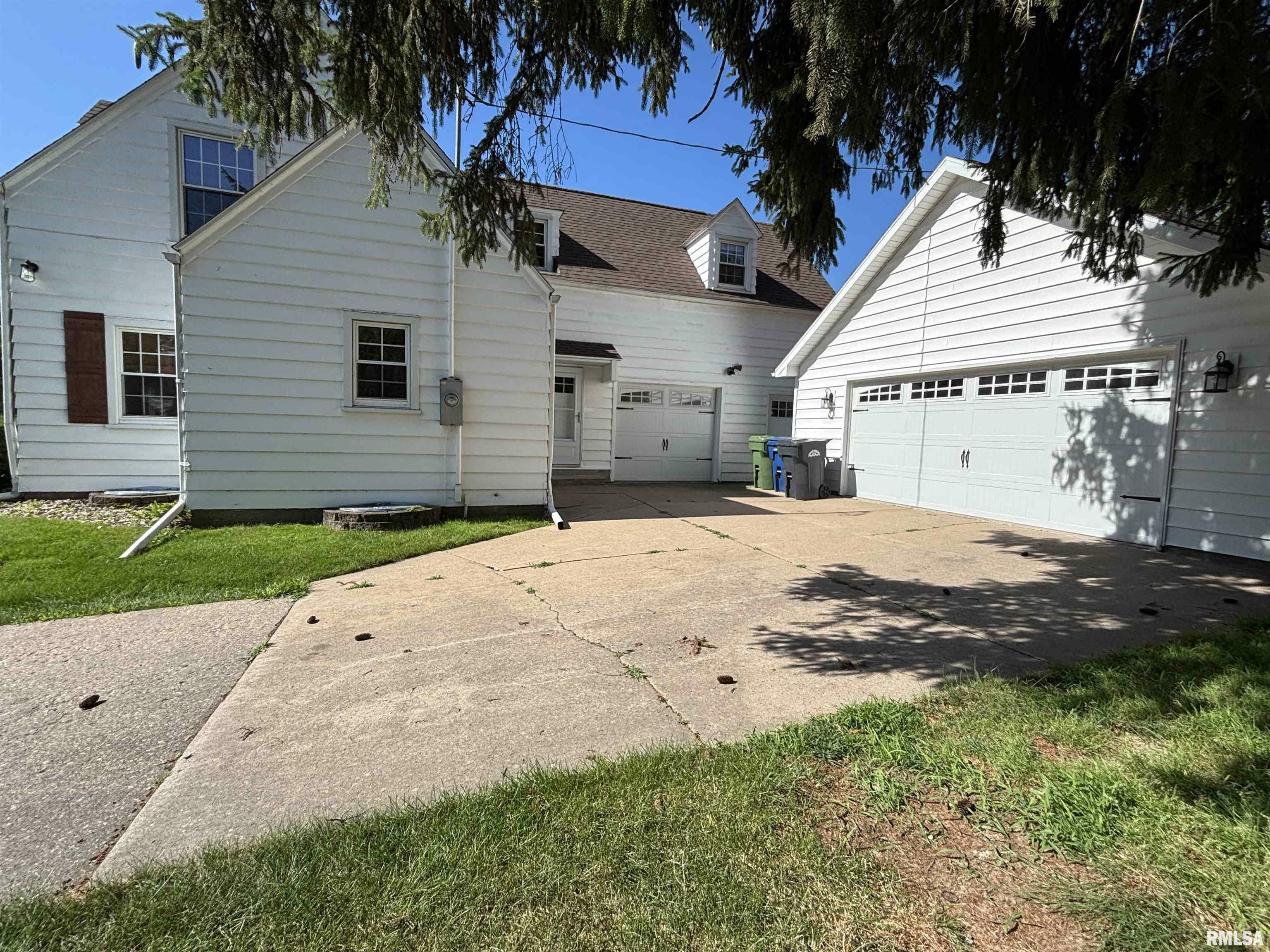 Property Photo: 1405 Caroline Avenue IA 52732