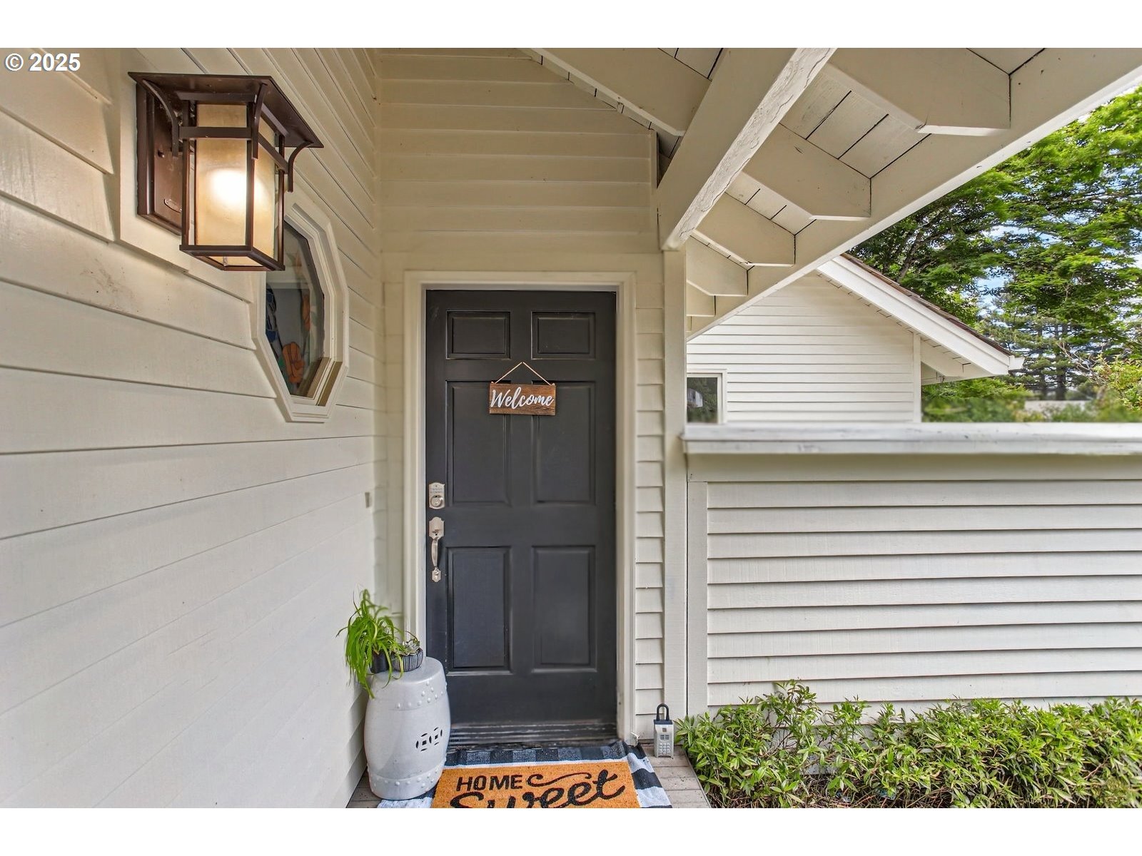 Property Photo: 674 Livingood Ln OR 97034