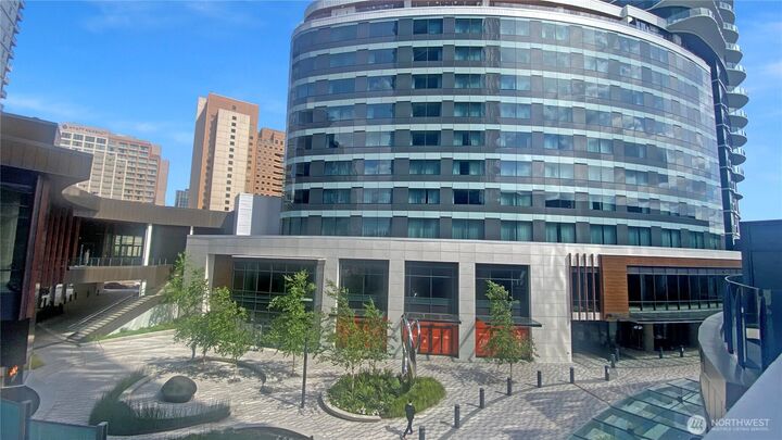 Property Photo: 889 Avenue Square NE 209 WA 98004