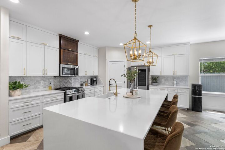 Property Photo: 303 Pendleton TX 78204