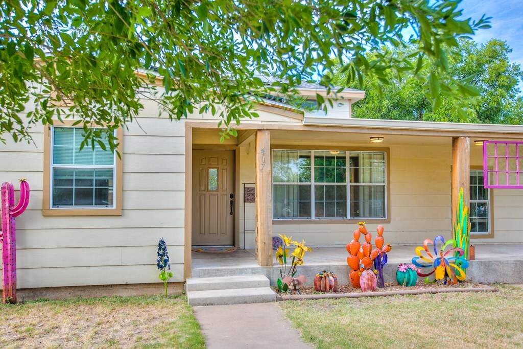 Property Photo: 317 River Oaks St TX 76903