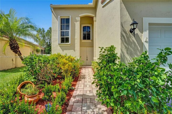 Property Photo:  797 Chimney Rock Rd  FL 33327