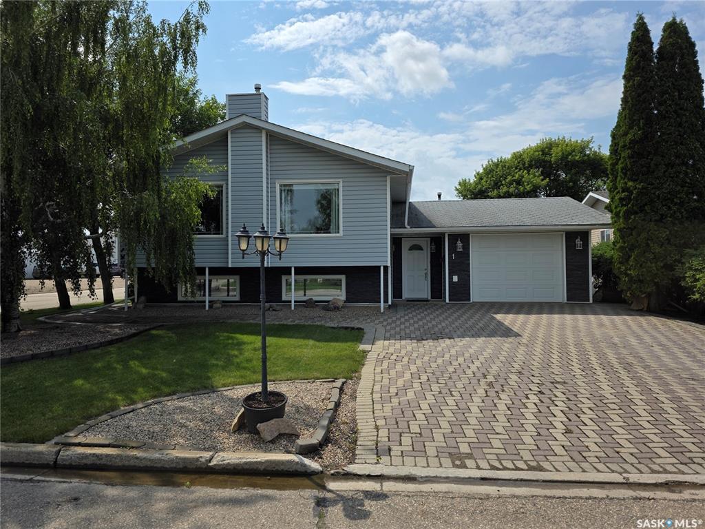 Property Photo: 1 Valecrest Place SK S0E 1T0