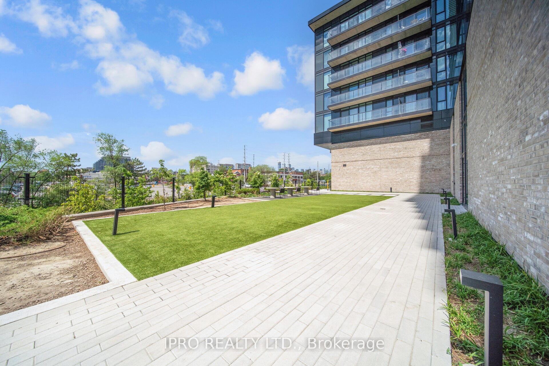 Property Photo: 86 Dundas Street E 1714 ON L5A 0B1