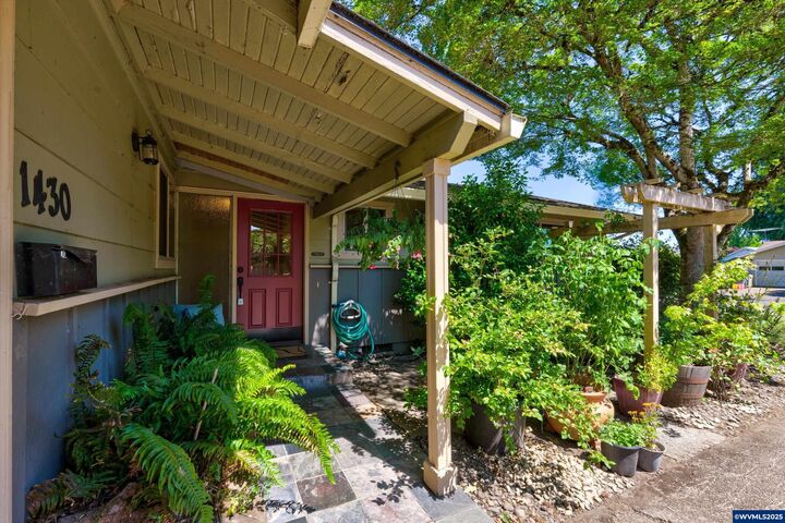 Property Photo: 1430 NW 15th St OR 97330