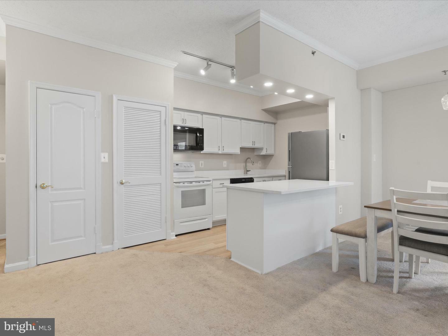 Property Photo: 1211 S Eads Street 601 VA 22202